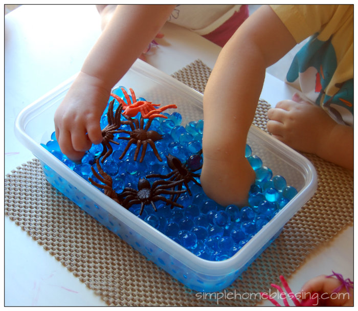 Super simple Spider sensory bin - perfect for a Halloween themed play date.