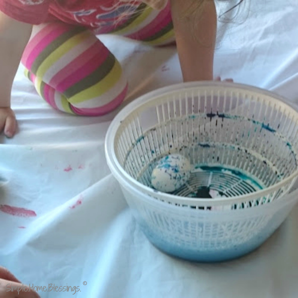 Spin Art Easter eggs - a fun project for preschoolerstoddlers