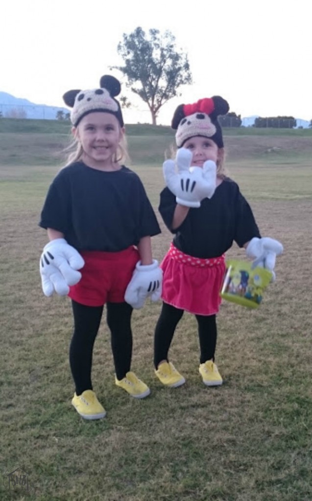 super simple tsum tsum Mickey & Minnie costumes for Halloween